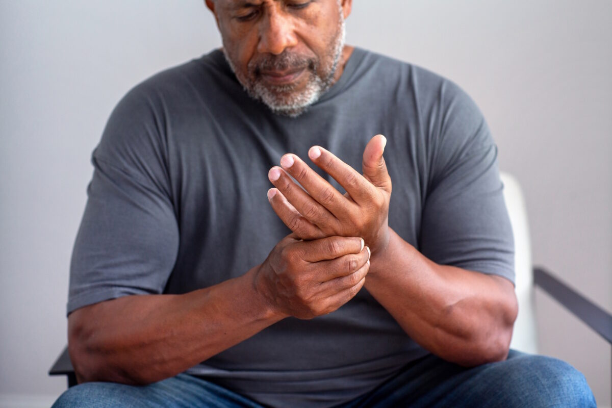 osteoarthritis symptoms older man having pain in his hand