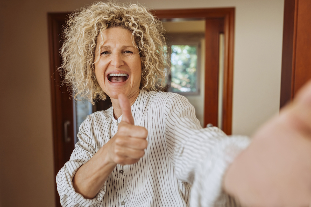 thumb arthritis surgery woman taking selfie thumbs up