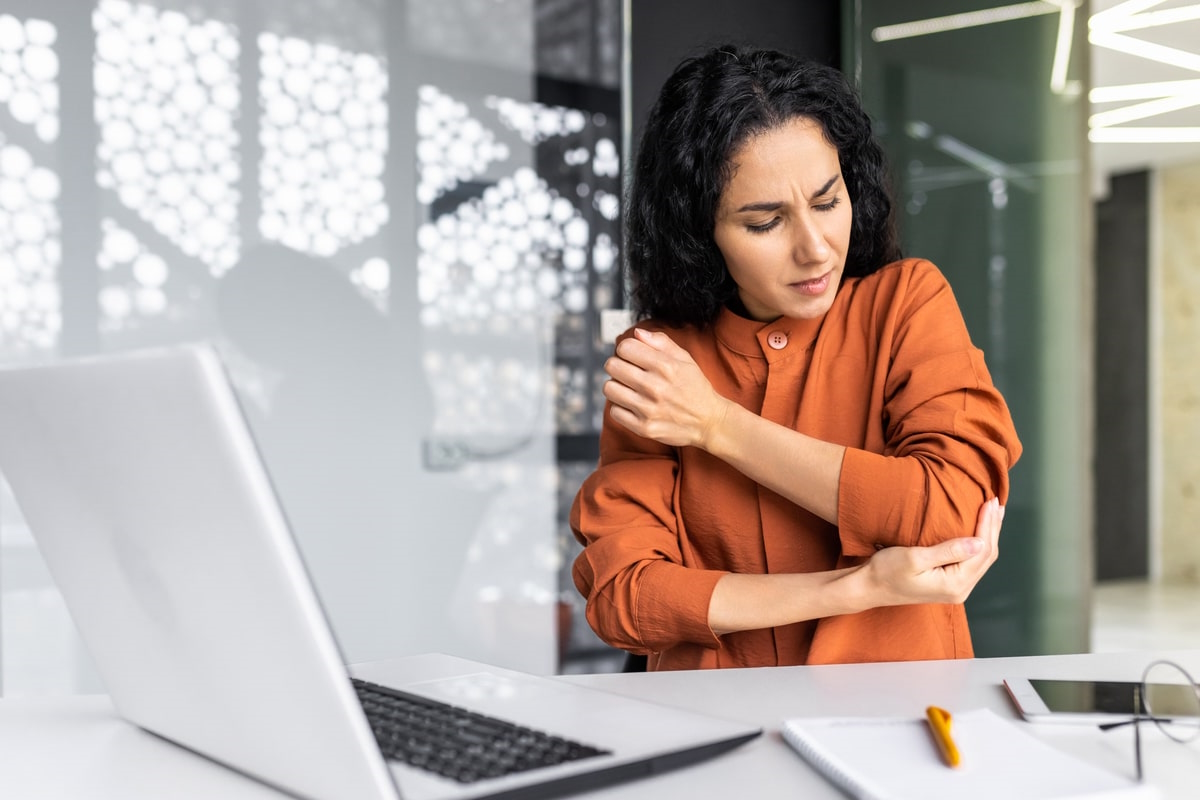 elbow pain businesswoman at work elbow pain