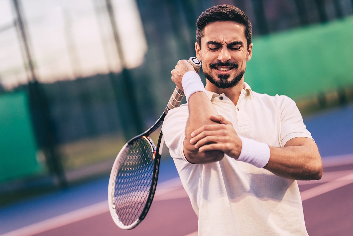 elbow pain tennis elbow man on tennis court